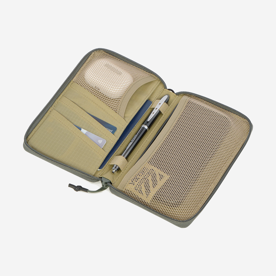 Upscale-Travel-Wallet-Greyman-Detail1__80019