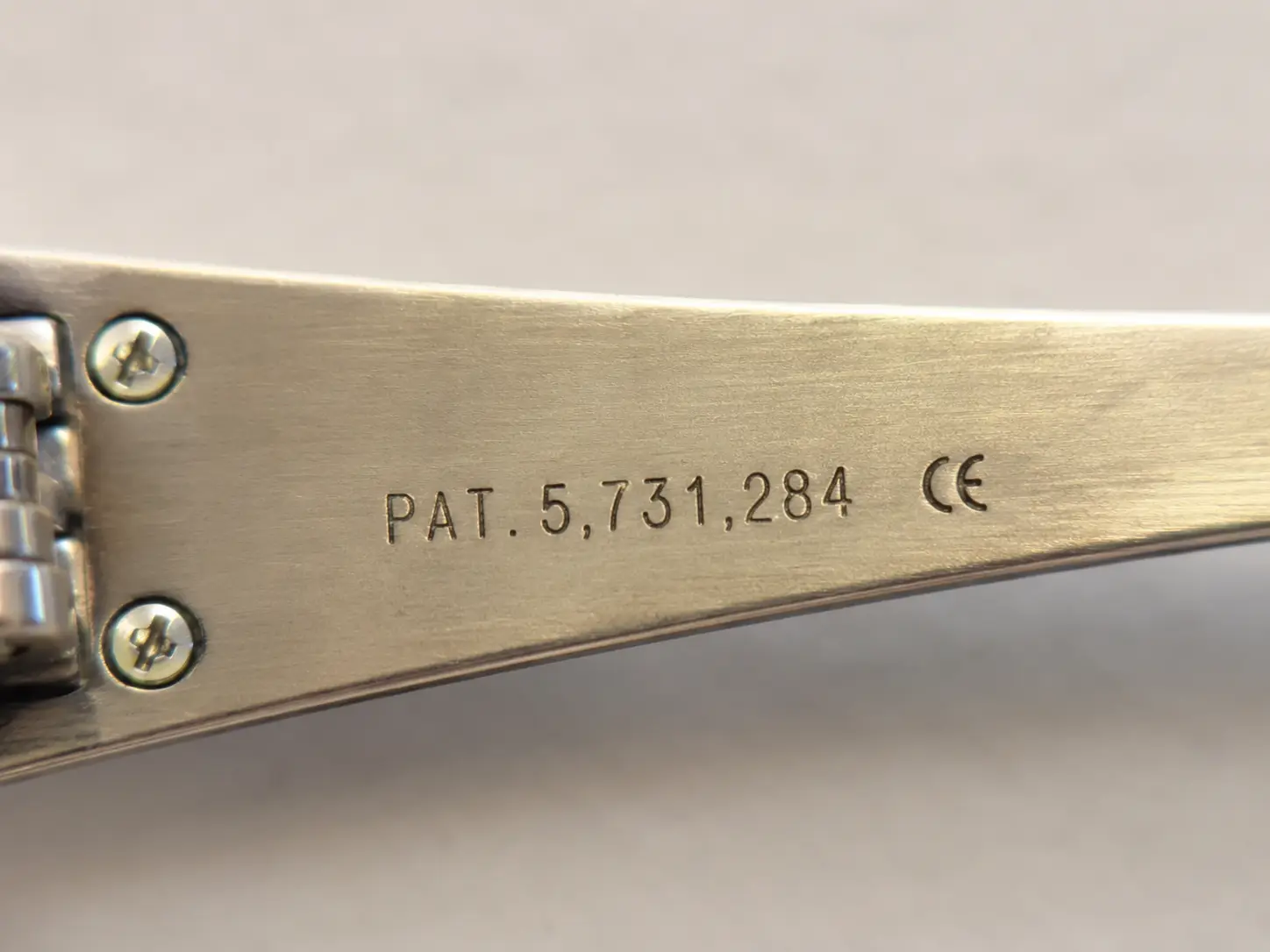 דוגמה לסימון פנימי על הזרוע: PAT 5,583,583 CE